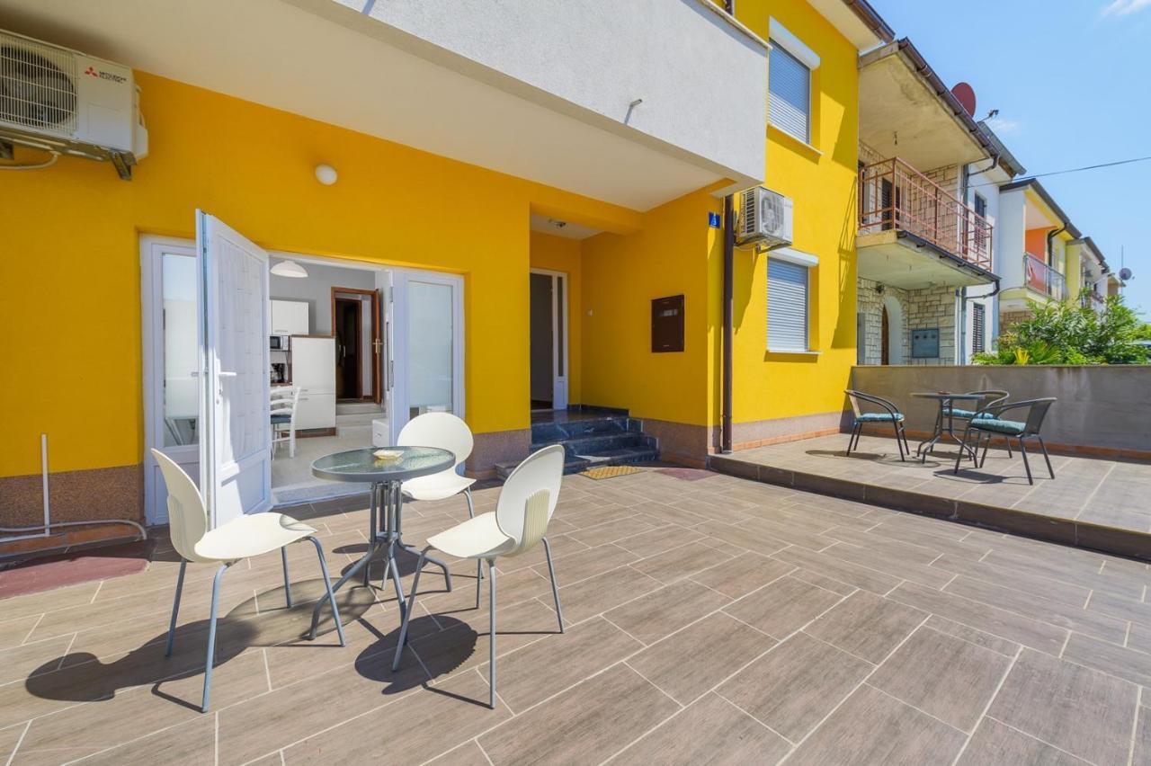 House With Apartments Mila Umag Exterior foto